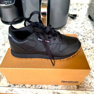 Selling 1 pair of toddler Reebok Classic